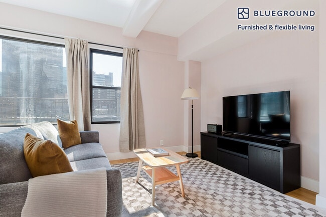 320 E 52nd St in New York, NY - Building Photo - Building Photo