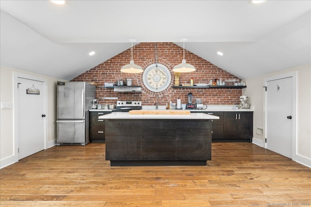 6 Main St in Chester, CT - Building Photo