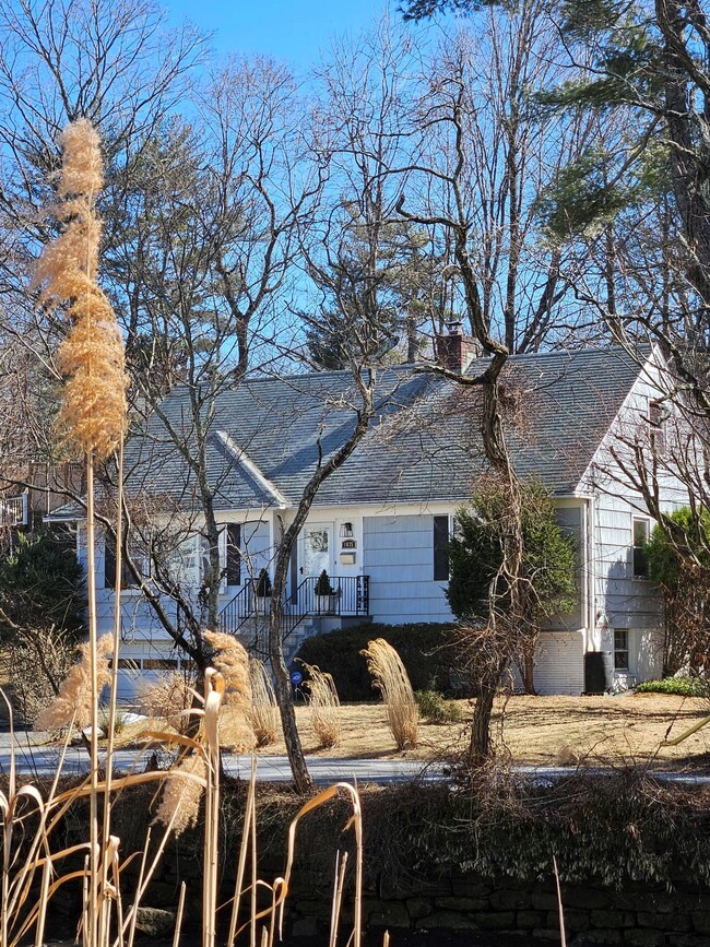 1035 Shore Acres Dr in Mamaroneck, NY - Building Photo - Building Photo