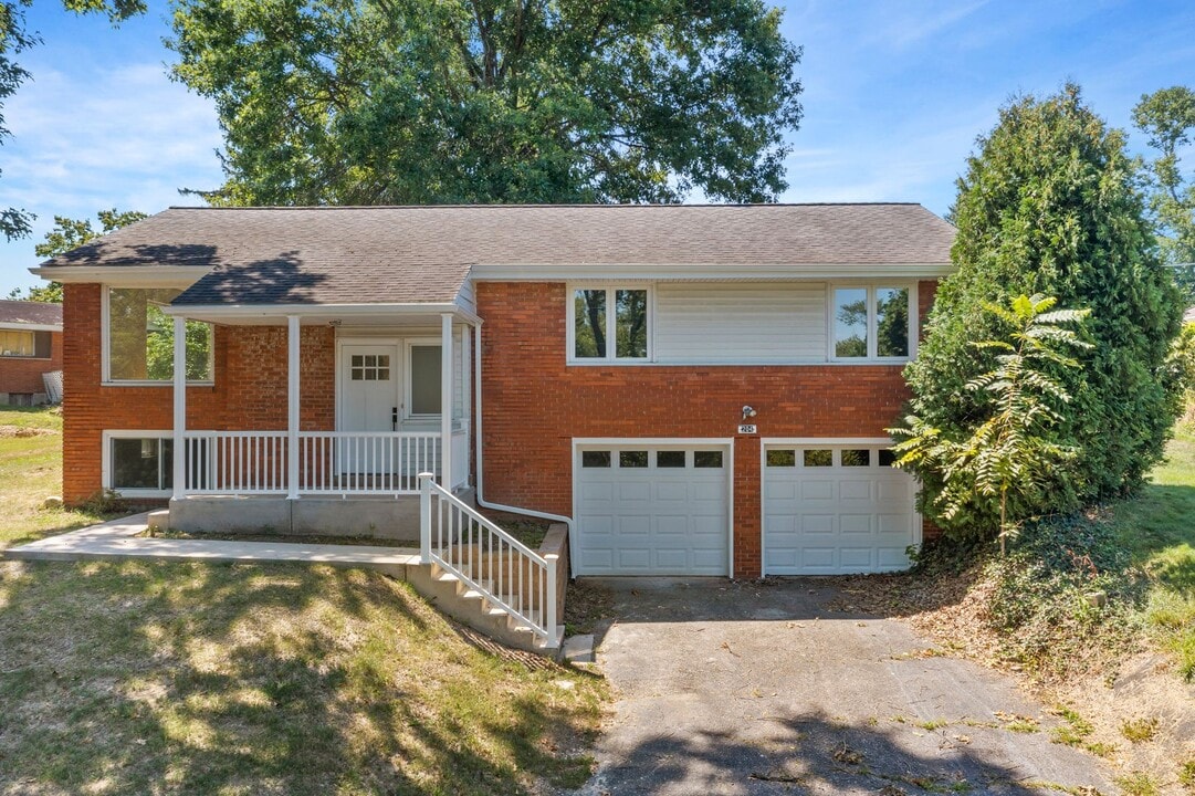 204 Hwy View Dr in Canonsburg, PA - Building Photo