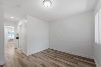 1240 W 29th St, Unit 16 in Los Angeles, CA - Building Photo - Building Photo