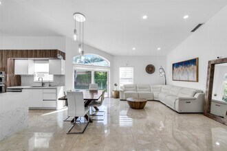 15241 Wilshire Ct in Pembroke Pines, FL - Building Photo - Building Photo