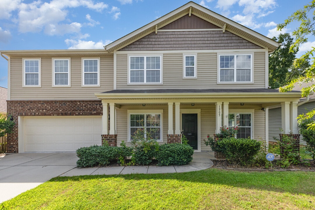 1505 Yellow Daisy Dr in Stallings, NC - Foto de edificio