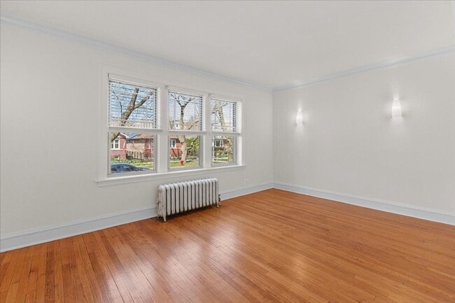 property at 1735 W Thorndale Ave