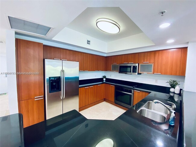 14951 Royal Oaks Ln in North Miami, FL - Foto de edificio - Building Photo