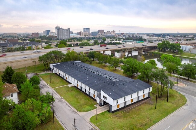 Lux Off Riverwalk in Wichita, KS - Foto de edificio - Building Photo