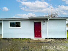 325 Schooling St in Harrisburg, OR - Building Photo