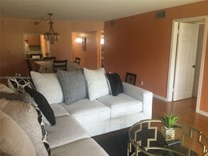 8980 S Hollybrook Blvd in Pembroke Pines, FL - Building Photo - Building Photo