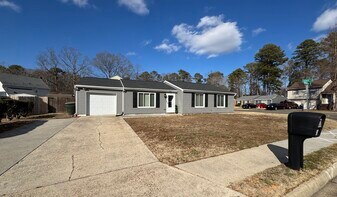 261 Windsor Castle Dr in Newport News, VA - Building Photo