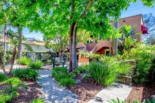 3034 E Vista St in Long Beach, CA - Building Photo