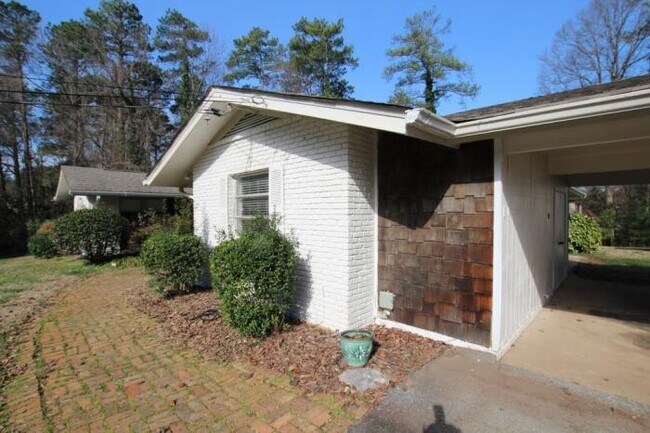 438 Carriage Dr NE in Atlanta, GA - Building Photo - Building Photo