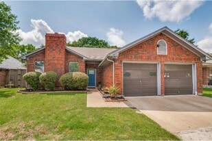 6923 Rolling Creek Ln in Dallas, TX - Building Photo
