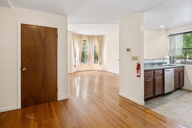 828 W Dakin St in Chicago, IL - Building Photo - Building Photo