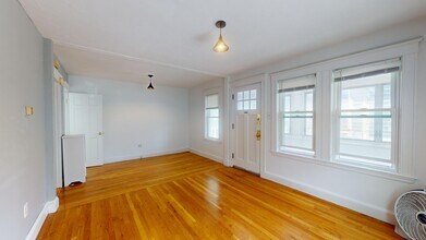 52 Linwood St, Unit 52 Linwood St in Medford, MA - Foto de edificio - Building Photo