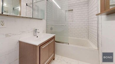 217 E 84th St in New York, NY - Foto de edificio - Building Photo