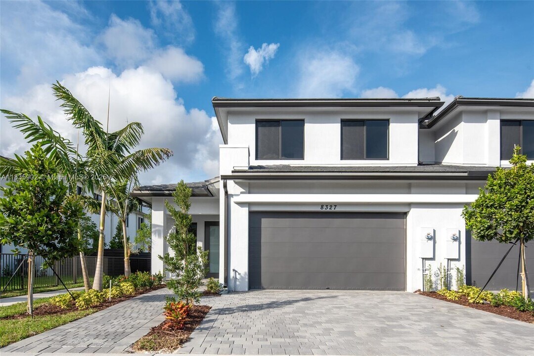 8327 SW 121st Ter in Kendall, FL - Building Photo