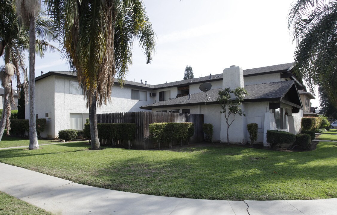 160 Greentree Ln in La Habra, CA - Building Photo