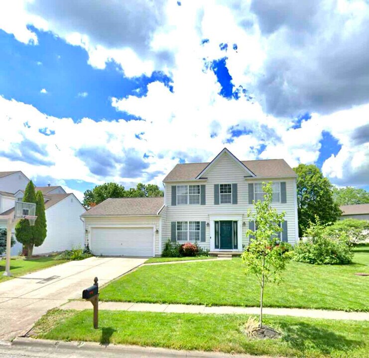 101 Barry Knoll Dr in Pataskala, OH - Foto de edificio