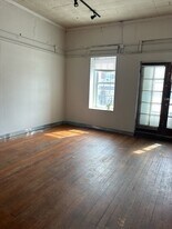 736 Massachusetts St in Lawrence, KS - Building Photo