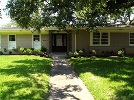 2490 Harrison Ave in Beaumont, TX - Building Photo