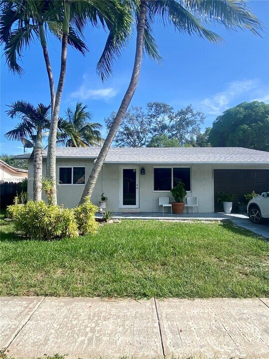 6890 Liberty St in Hollywood, FL - Building Photo