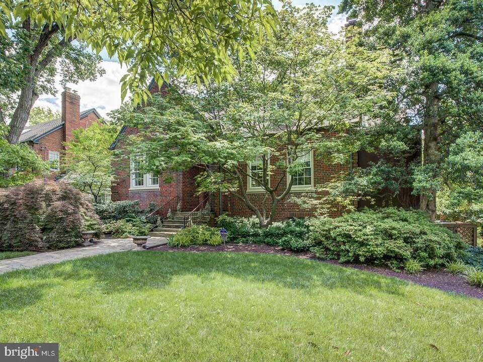 3808 Cathedral Ave NW in Washington, DC - Building Photo