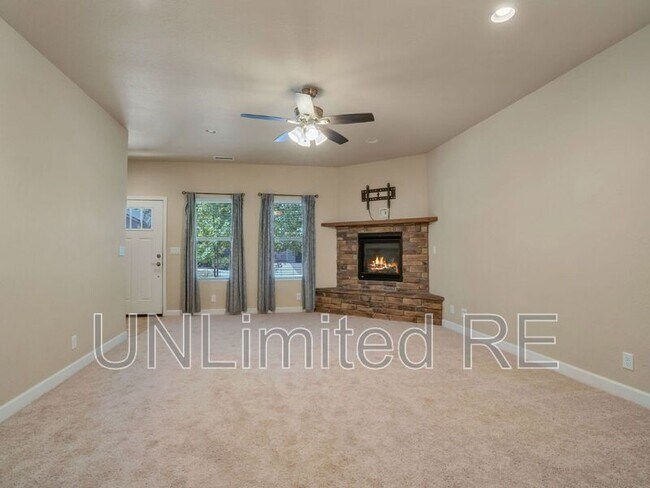 2345 W Mission Timber Cir in Flagstaff, AZ - Building Photo - Building Photo