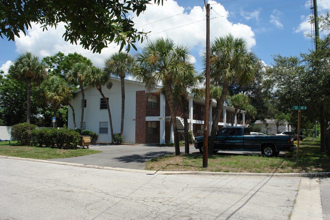 3200 33rd St N in St. Petersburg, FL - Building Photo