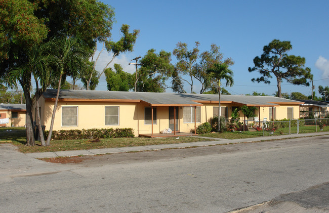 825 NW 13th Ave in Fort Lauderdale, FL - Building Photo - Building Photo