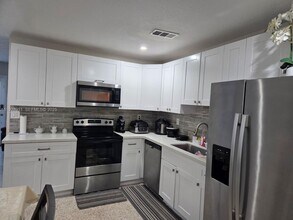 9228 SW 37th St in Miami, FL - Building Photo - Building Photo