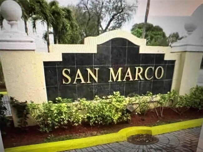 8810 Fontainebleau Blvd in Miami, FL - Building Photo - Building Photo