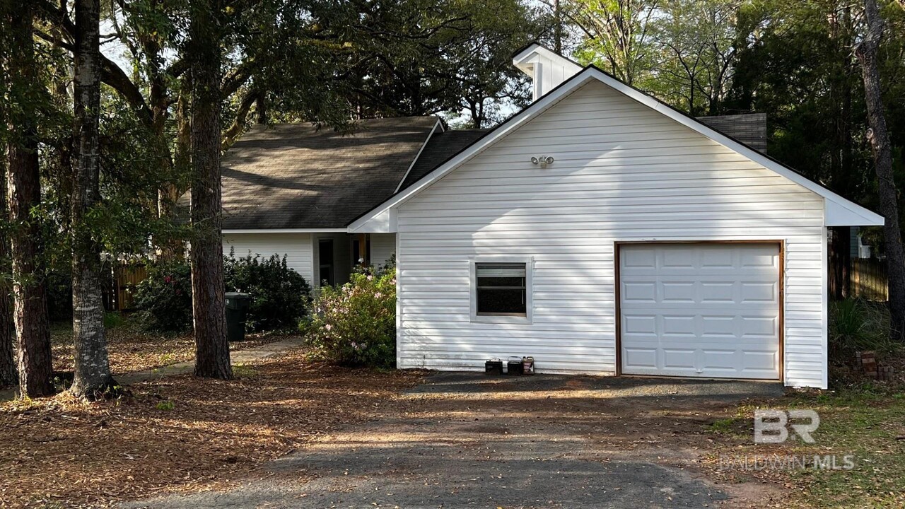 108 Lawson Rd in Daphne, AL - Foto de edificio