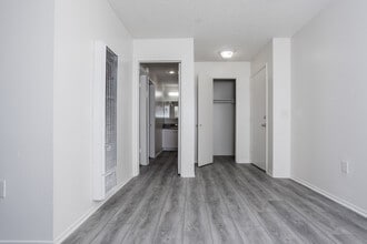 The Pointe at College Place Apartments in Fullerton, CA - Foto de edificio - Interior Photo