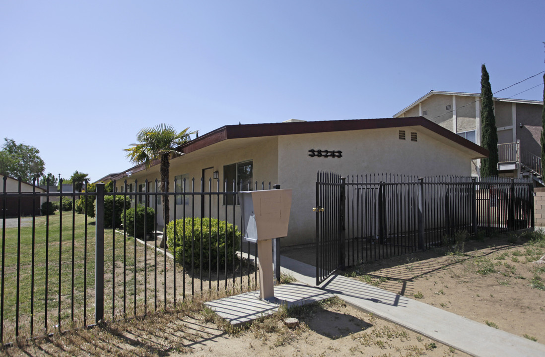 38233 12th St E in Palmdale, CA - Building Photo