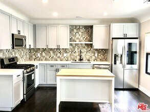 1180 S Tremaine Ave in Los Angeles, CA - Building Photo - Building Photo