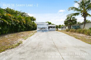 8424 SE Sandy Ln in Hobe Sound, FL - Building Photo