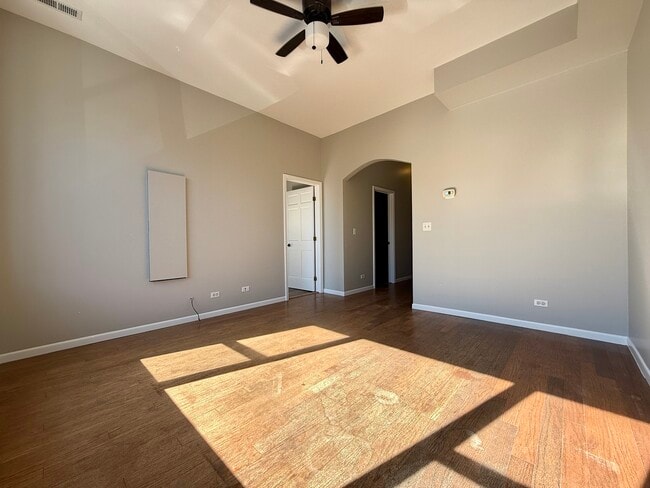 556 W 37th St in Chicago, IL - Building Photo - Building Photo