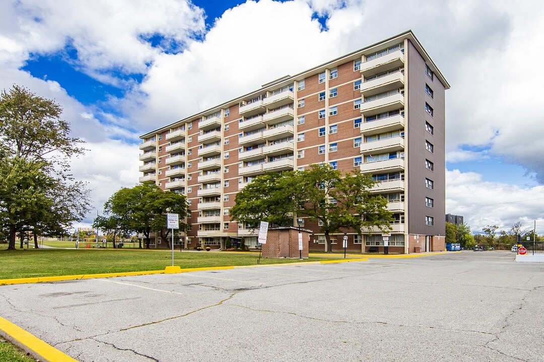 3375 Ponytrail Drive in Mississauga, ON - Building Photo