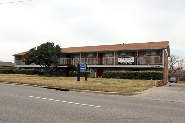 Cherokee Hills Apartments in Warr Acres, OK - Building Photo - Building Photo