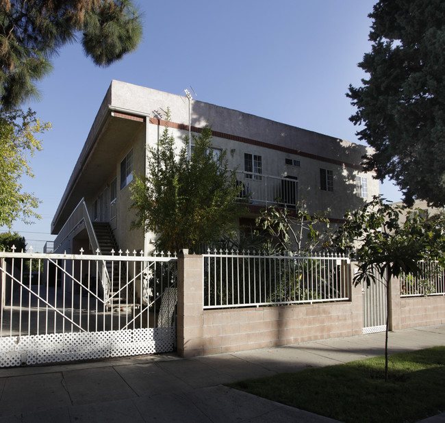 6658 Irvine in North Hollywood, CA - Foto de edificio - Building Photo