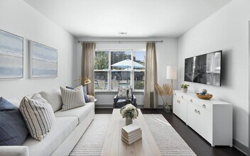 The Landing at Vinnin Square in Swampscott, MA - Foto de edificio - Building Photo