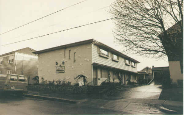 2222 NE Halsey St in Portland, OR - Building Photo