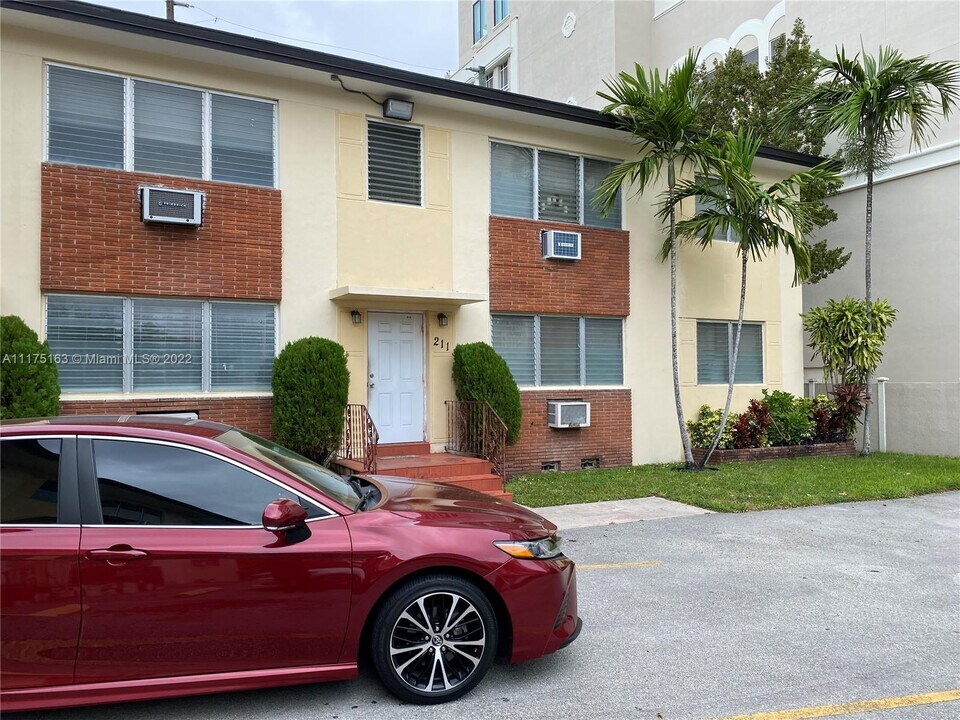 215 Zamora Ave-Unit -4 in Coral Gables, FL - Foto de edificio