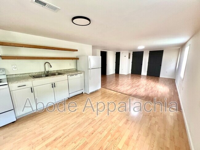 1233 Collins Hwy in Pikeville, KY - Building Photo - Building Photo