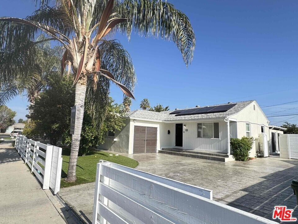 7516 Oakdale Ave in Los Angeles, CA - Building Photo