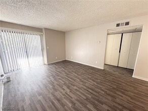 2981 Juniper Hills Blvd in Las Vegas, NV - Foto de edificio - Building Photo