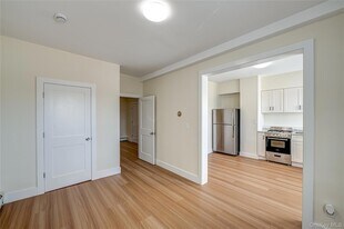 50 E Main St, Unit B in Bay Shore, NY - Building Photo