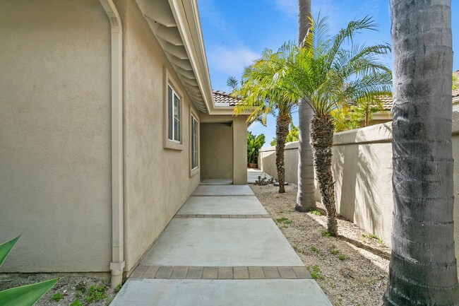 27519 Via Montoya in San Juan Capistrano, CA - Foto de edificio - Building Photo