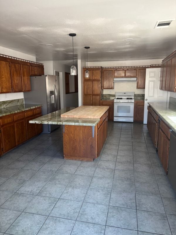 12800 Riverview Dr in Victorville, CA - Foto de edificio - Building Photo