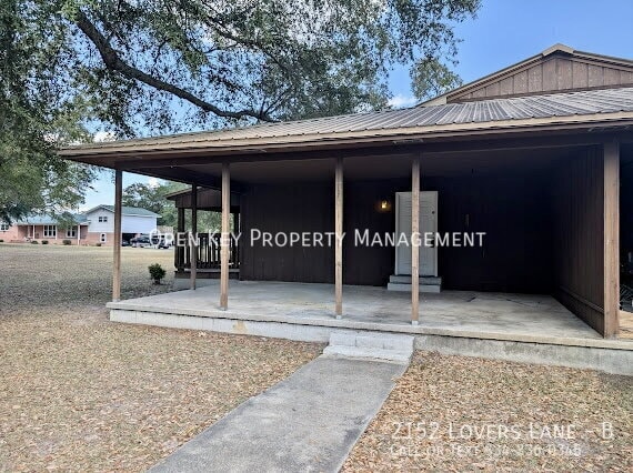2152 Lovers Ln in Grand Ridge, FL - Building Photo - Building Photo